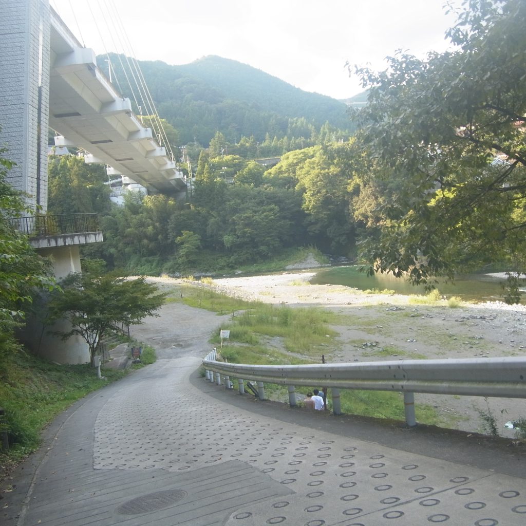 会場への坂道
