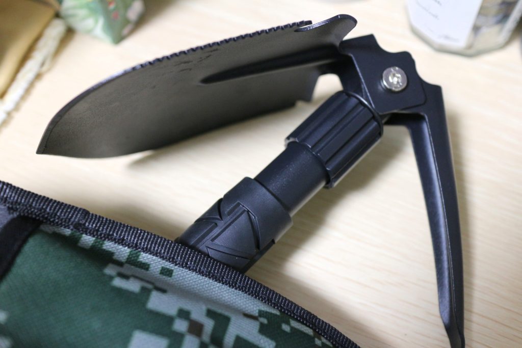 折り畳み式スコップ