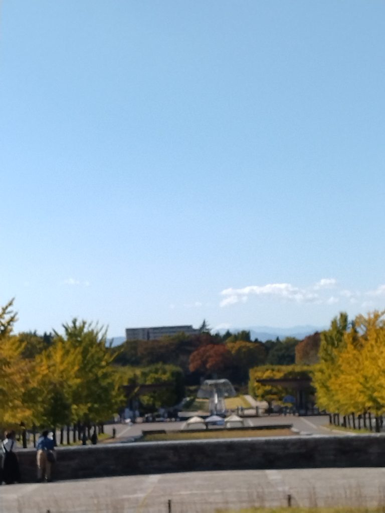 遠く公園の立川口を望む