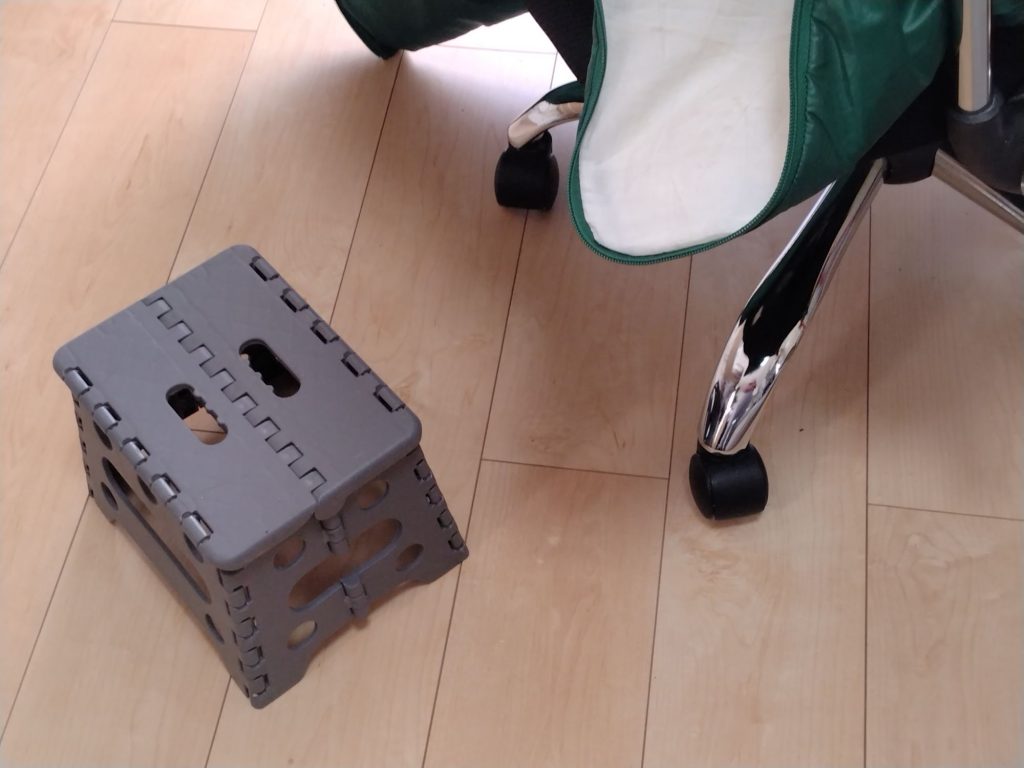 小さなオットマン