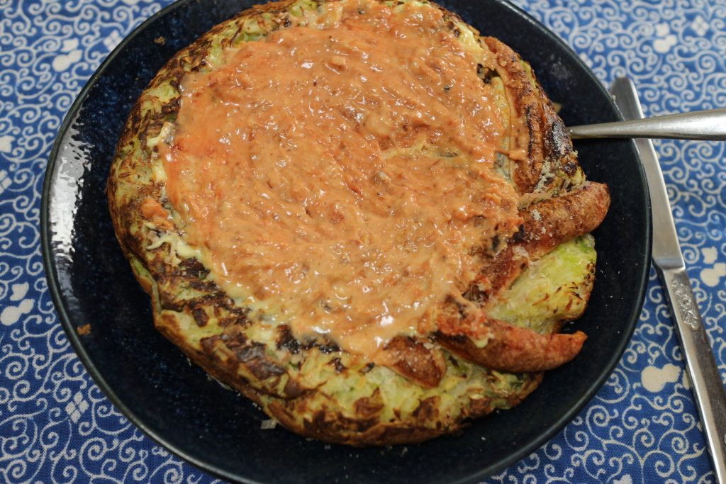 ソースを混ぜたお好み焼き